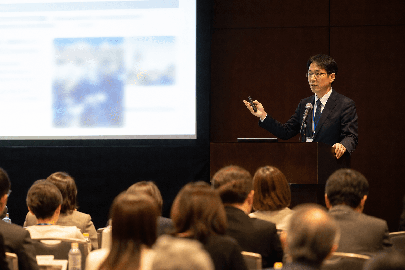 学会発表やセミナーでの知見発信の写真